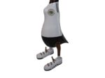 Een houten eendfiguur gekleed in een wit en zwart sporttenue met een wapen, dat lijkt op een voetbalteamuniform. De eend draagt witte houten sneakers met zwarte strepen en gouden noppen.
