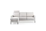 Een moderne, lichtgrijze sectionele bank met drie kussens en een chaise longue aan de linkerkant. Het heeft strakke, zwarte poten en een afneembare hoofdsteun op de linkerzitting, tegen een effen witte achtergrond.
