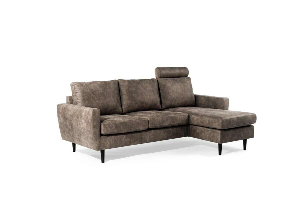 Een bruine sectionele bank met een chaise longue aan de rechterkant, met zachte kussens en een verstelbare hoofdsteun. De bank heeft een modern design met strakke zwarte poten en zachte bekleding.