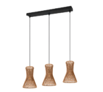 Een moderne plafondlamp met drie hanglampen met geweven rieten kappen. De hanglampen hangen aan een rechthoekige zwarte plafondbevestiging, gerangschikt in een rij, wat een rustiek en eigentijds ontwerp benadrukt.