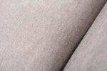 Close-up van een beige stoffentextuur met een subtiel geweven patroon. De afbeelding legt de details en het gladde uiterlijk van de stof vast, en toont de neutrale kleur en zachte textuur.