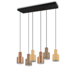 Een moderne hanglamp met zes cilindervormige, metalen lampenkappen in de kleuren koper, goud en champagne, die in verschillende lengtes aan een rechthoekige, zwarte plafondbevestiging hangen.