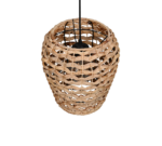 Een hanglamp van geweven rotan met een zichtbare lamp erin. Het ontwerp heeft een open, mandachtig patroon, waardoor het licht erdoorheen kan filteren. Het rotan is natuurlijk van kleur, wat een warme, rustieke look creëert.