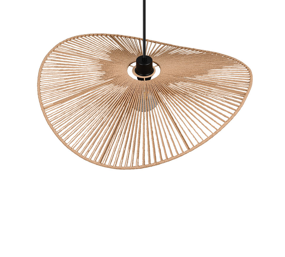 Een moderne hanglamp met een zwarte centrale armatuur en een brede, platte kap van strak geweven natuurlijke vezels, die een asymmetrische vorm vormen. De lamp hangt aan een dun zwart snoer.