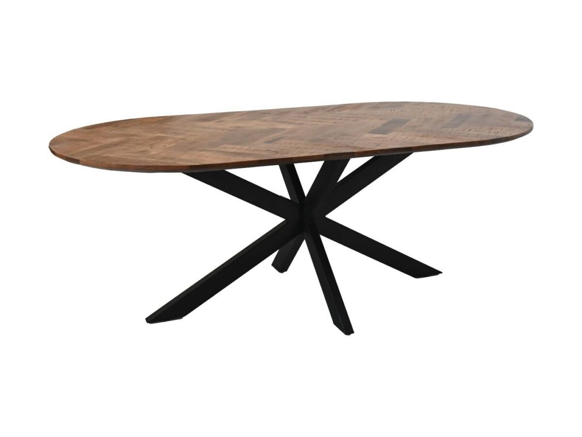 Ovale houten tafel met een zwarte, metalen, stervormige basis. Het tafelblad heeft een natuurlijke houtstructuur, terwijl de poten vanuit het midden naar buiten uitsteken, wat een modern, elegant ontwerp creëert.