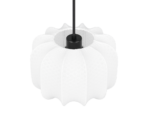 Een moderne hanglamp met een ronde, witte, stoffen lampenkap met een geribbelde textuur. Hij hangt aan een slank zwart snoer. Het ontwerp is elegant en minimalistisch, geschikt voor hedendaagse interieurs.