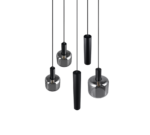 Vijf moderne hanglampen hangen in een cluster. Drie lampen hebben ronde glazen kappen en twee hebben cilindrische zwarte metalen kappen. Elke lamp hangt aan een dun zwart snoer, wat een minimalistisch en strak design creëert.