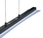 Een strakke zwarte en zilveren LED-hanglamp hangt aan het plafond met twee kabels. Het heeft een modern design met geïntegreerde kleine ronde spots over de lengte, die een zachte, witte gloed uitstralen.