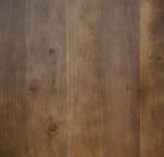 Close-up van een houten oppervlak met een natuurlijk nerfpatroon met verschillende tinten bruin. De textuur bevat zichtbare knopen, wat het oppervlak een rustiek en organisch uiterlijk geeft.