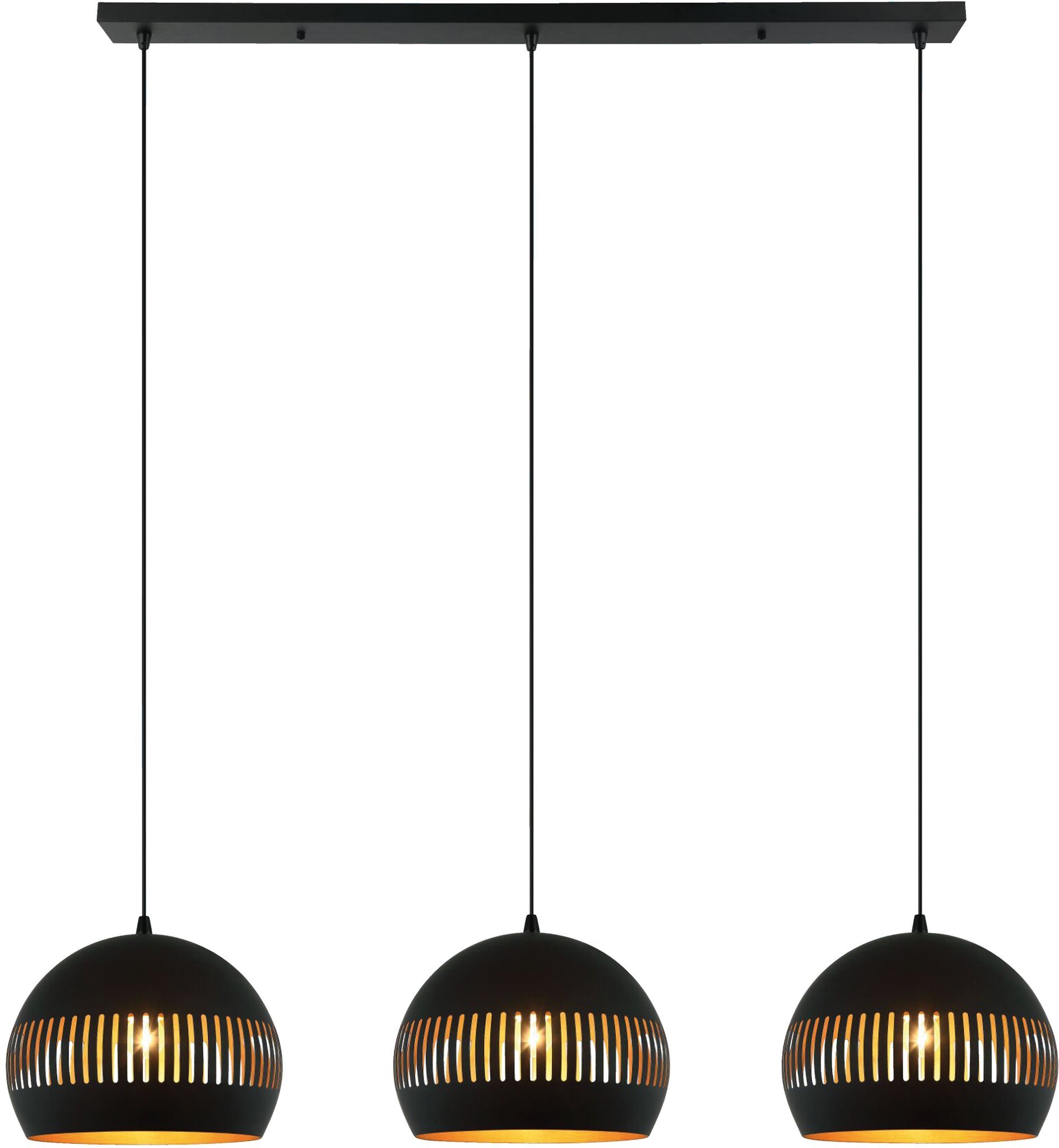 Een moderne hanglamp met drie koepelvormige, zwarte metalen lampenkappen. Elke kap heeft verticale spleten waardoor het licht erdoorheen schijnt. Ze hangen in een rechte lijn aan een rechthoekige plafondbevestiging met dunne zwarte snoeren.