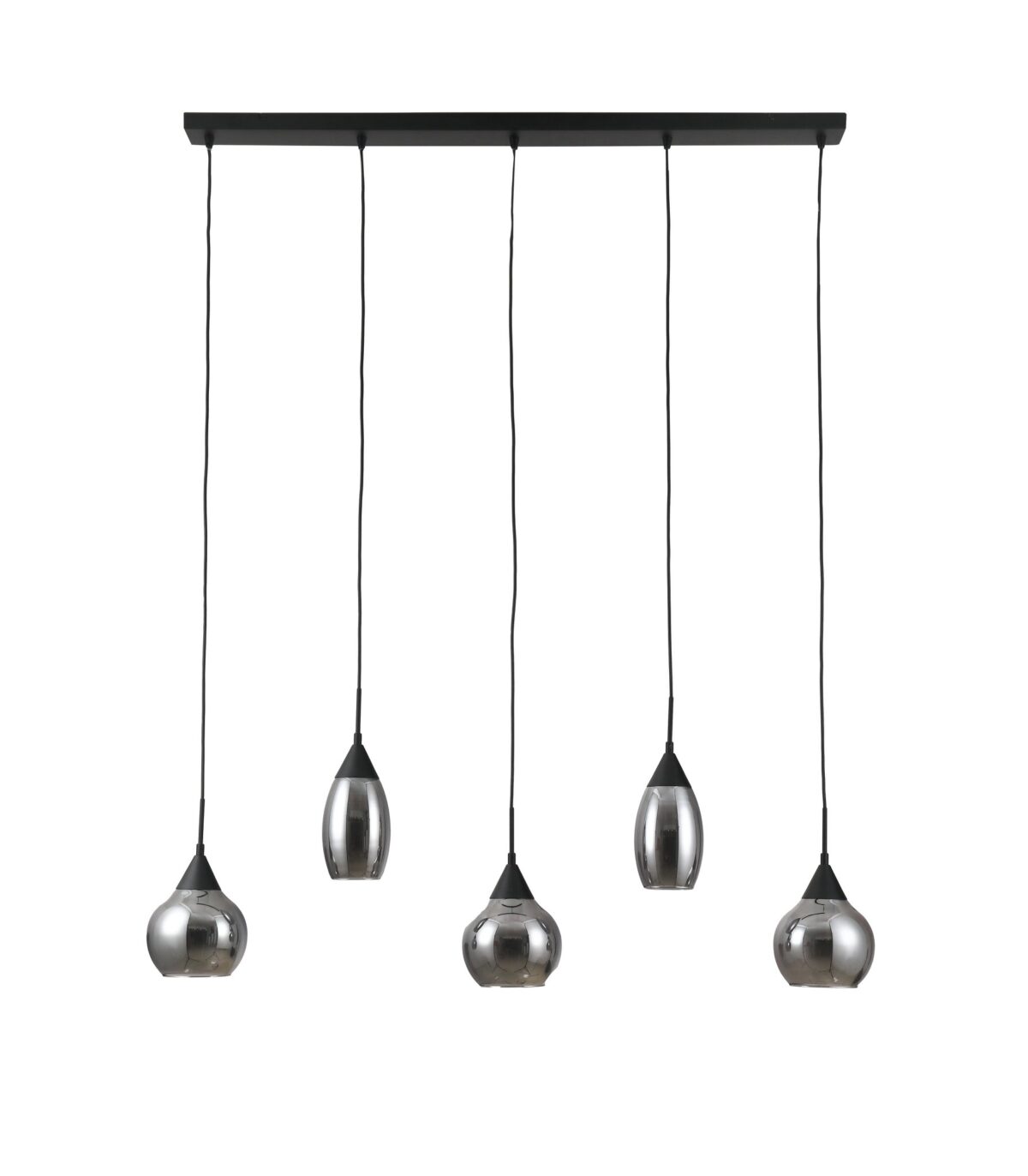 Een moderne hanglamp met vijf metalen koepelvormige lampen die aan een lineaire staaf hangen. De lampen hangen op verschillende hoogtes, wat een elegante en eigentijdse look creëert. De lamp heeft een strak, minimalistisch design.