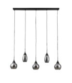 Een moderne hanglamp met vijf metalen koepelvormige lampen die aan een lineaire staaf hangen. De lampen hangen op verschillende hoogtes, wat een elegante en eigentijdse look creëert. De lamp heeft een strak, minimalistisch design.