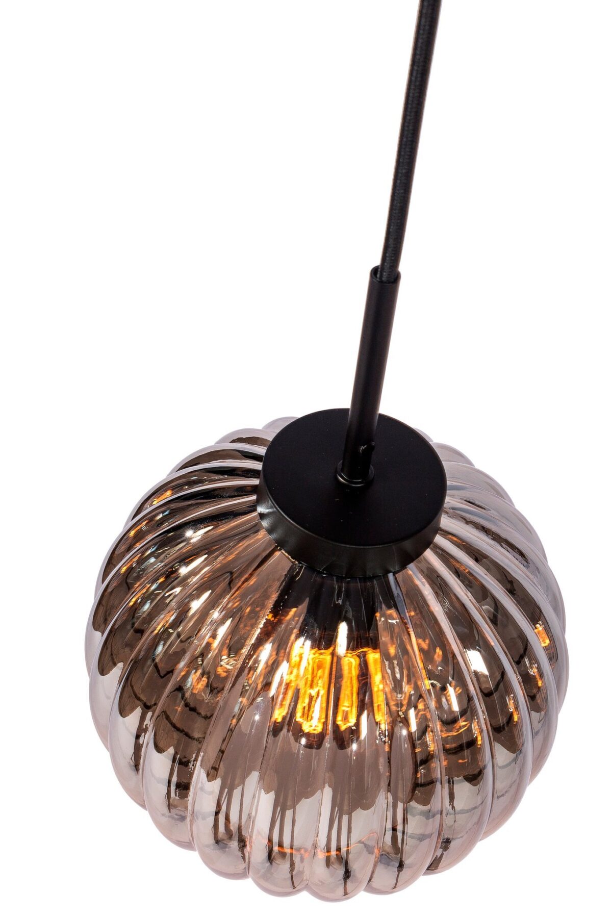 Een ronde, geribbelde glazen hanglamp met een metalen afwerking hangt aan een zwart snoer. Het licht is aan en straalt een warme, zachte gloed uit door het getextureerde glas.