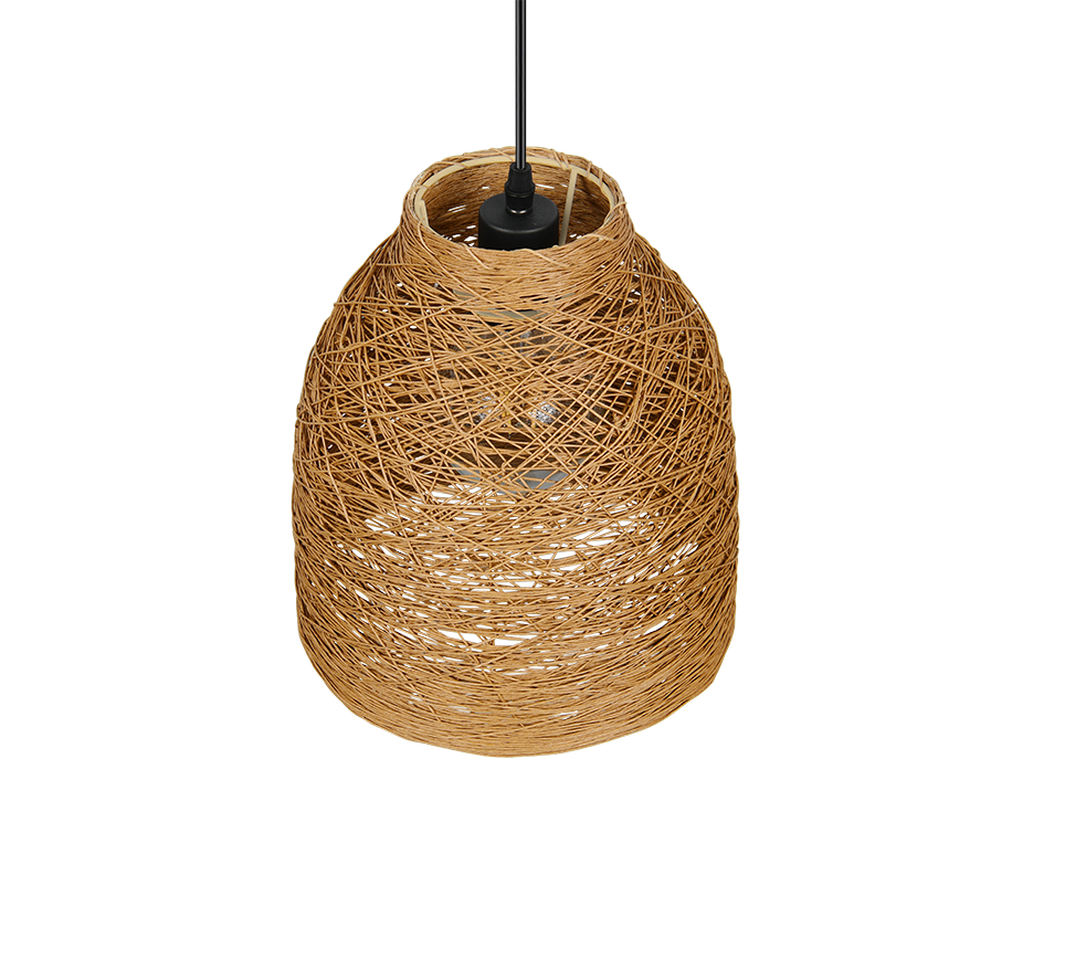 Een gevlochten rotan hanglamp met een onregelmatig, overlappend stro-ontwerp hangt aan een zwart snoer. De natuurlijke kleur geeft het een rustieke uitstraling en de gloeilamp binnenin is zichtbaar door de openingen.