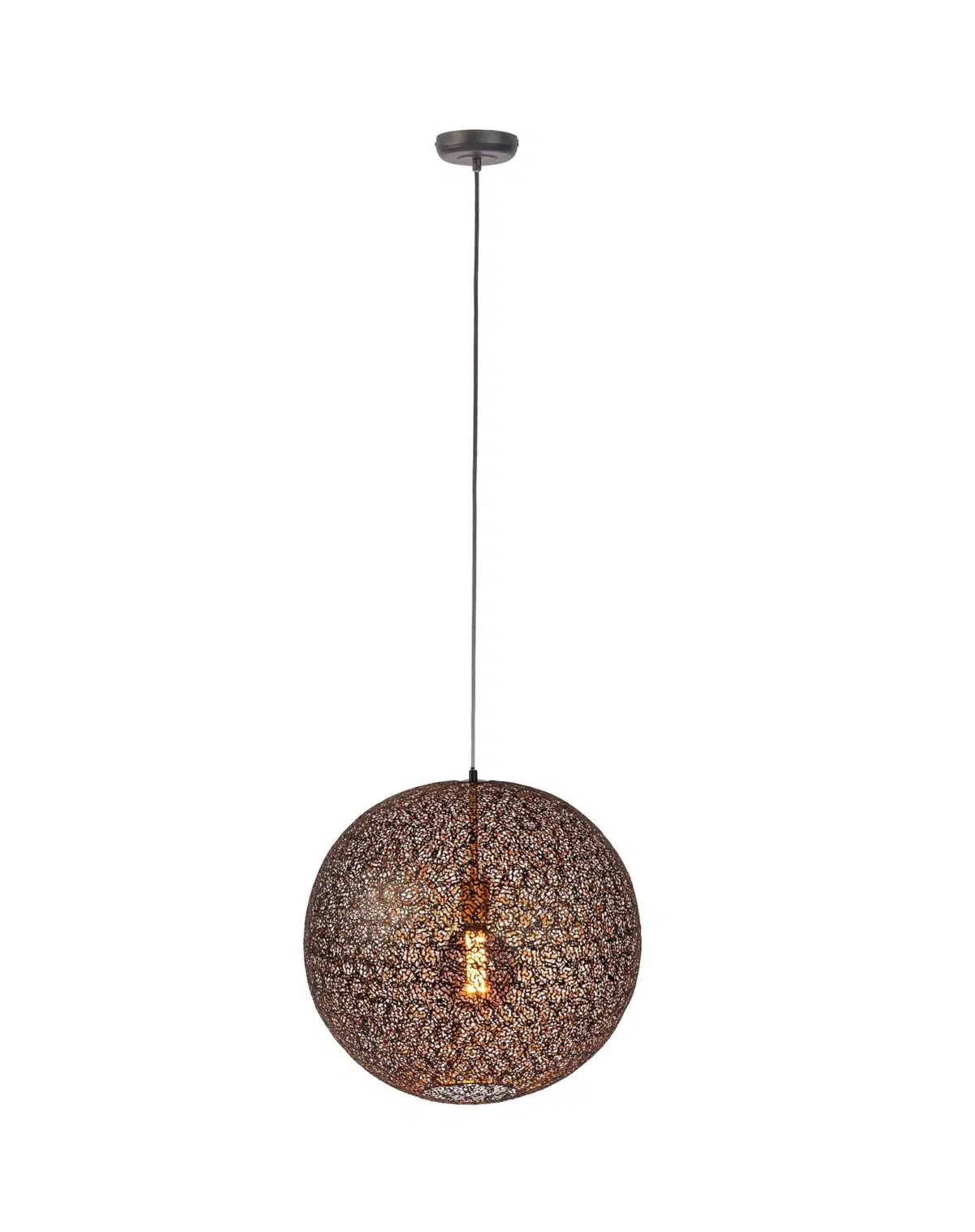 Een bolvormige hanglamp met een dun, zwart snoer hangt aan het plafond. De bolvormige kap heeft een decoratief, geperforeerd metalen ontwerp dat een warme gloed uitstraalt van de lamp binnenin.