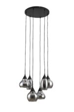 Een moderne hanglamp met een donkere ronde basis en zes hangende glanzende metalen lampenkappen. De snoeren zijn zwart en variëren in lengte, waardoor een gestapelde opstelling ontstaat.