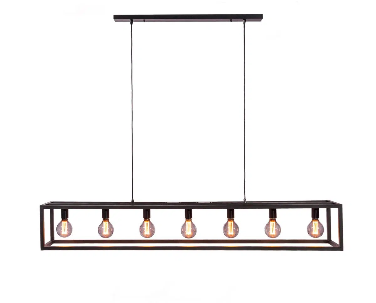 Een rechthoekige zwarte metalen kroonluchter met zes zichtbare gloeilampen die op een rij hangen, opgehangen aan twee kabels aan een plafondbevestiging. De gloeilampen geven een warme gloed af.