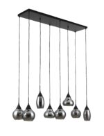 Een moderne kroonluchter met acht druppelvormige metalen hangers hangt op verschillende lengtes aan een rechthoekige zwarte plafondbevestiging. Elke hanger heeft een reflecterend oppervlak, wat zorgt voor een strakke en eigentijdse look.
