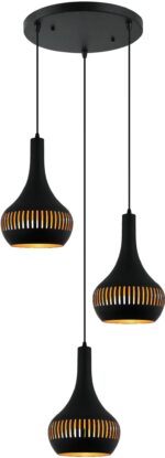 Een moderne, zwarte hanglamp met drie hanglampen. Elke lamp heeft een traanvorm met horizontale spleten, waardoor er warm licht doorheen schijnt. De lamp is gemonteerd op een ronde basis.