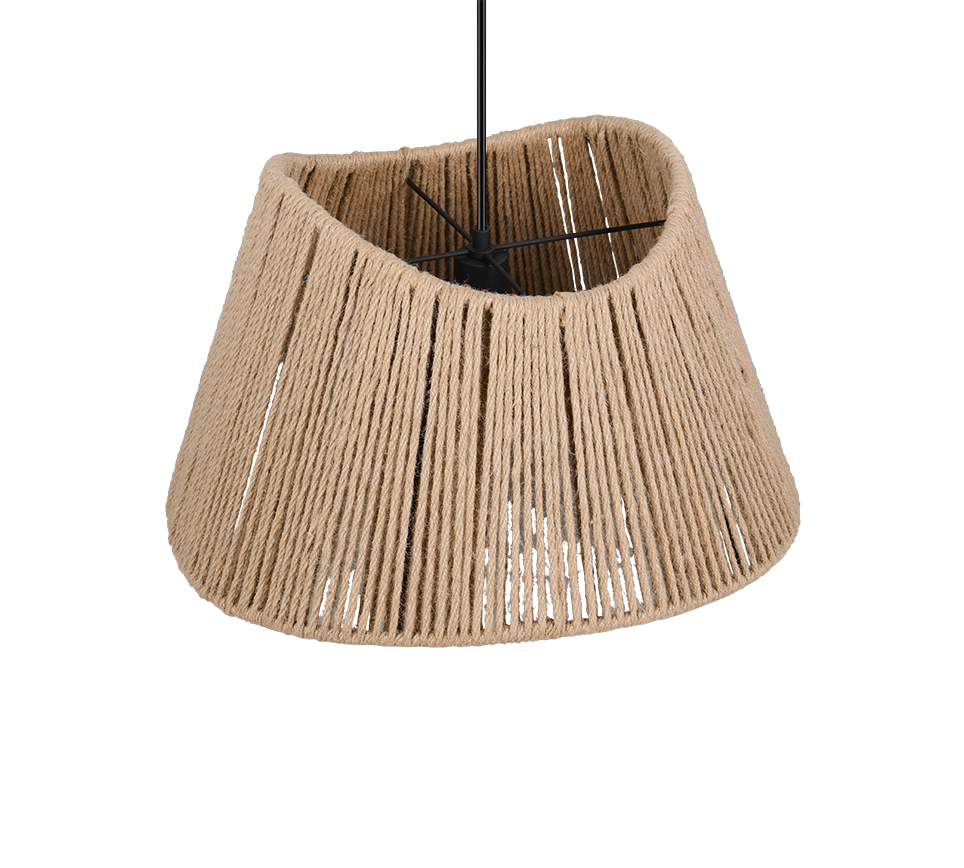 Een hanglamp met een kegelvormige kap, gemaakt van strak gewikkeld beige touw, waardoor een geweven textuur ontstaat, hangt aan een zwart snoer tegen een witte achtergrond.