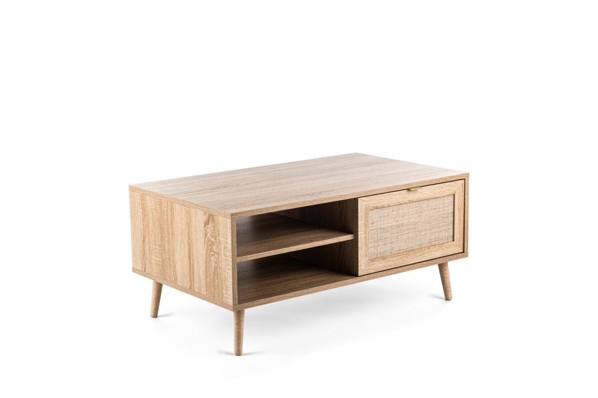 De Salontafel, 100x60 cm, M930 Sedona heeft licht hout, vier poten, twee open planken aan de linkerkant en een rotan kastdeur aan de rechterkant, tegen een witte achtergrond.