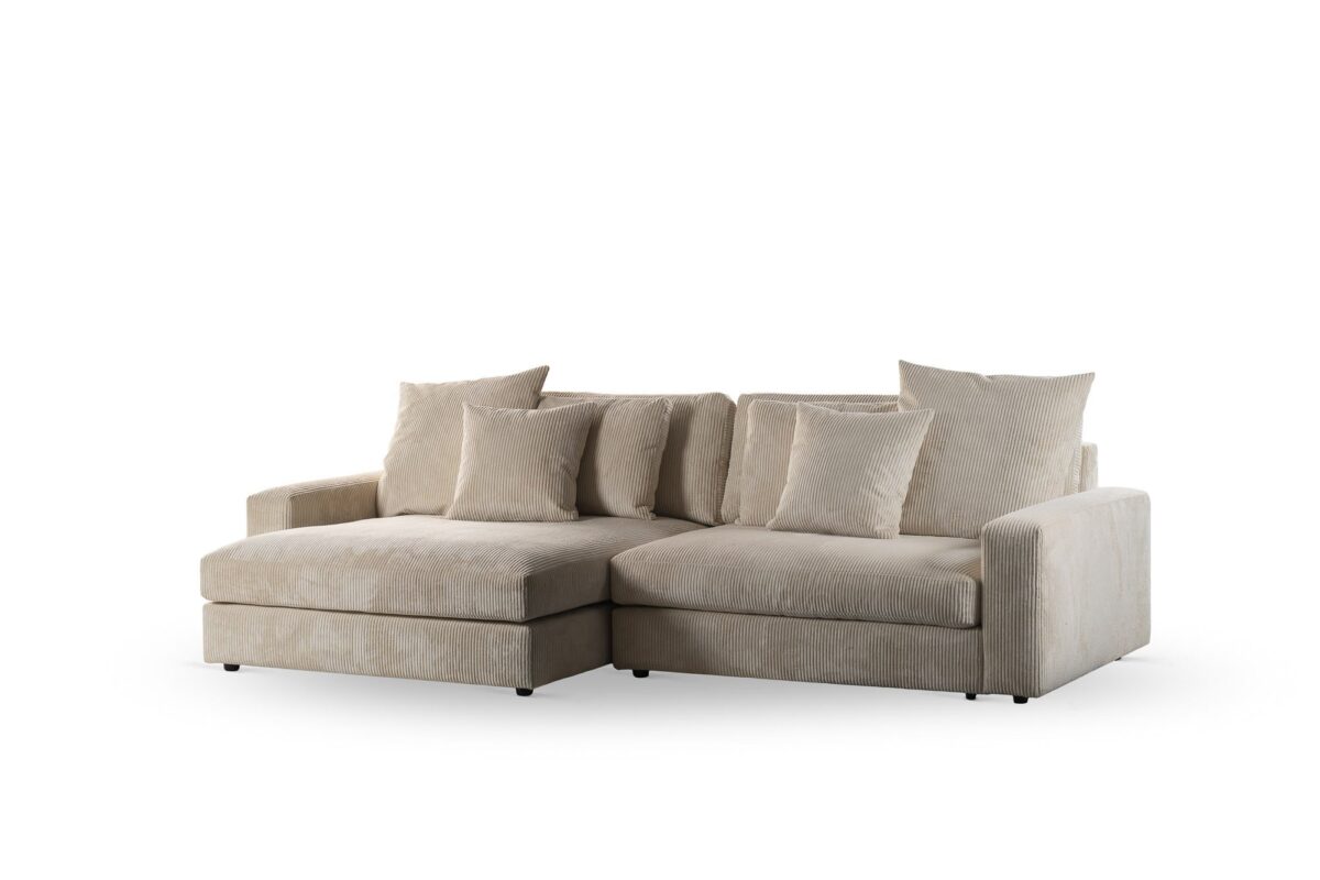 De 3 zits bank CL L+R, bekleed met Lincoln 83 RIB920 naturel stof, heeft een modern beige sectionaal ontwerp met een linker chaise en zes bijpassende rugkussens, afgebeeld tegen een effen witte achtergrond.