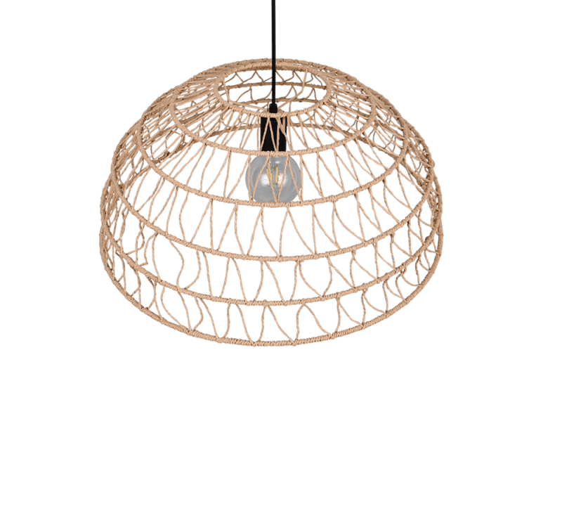 Een koepelvormige hanglamp met een geweven rotan kap, met een geometrisch, open geweven patroon. Het heeft een zichtbare gloeilamp in het midden, hangend aan een zwart snoer. De natuurlijke, aardse textuur voegt een rustieke toets toe aan het ontwerp.