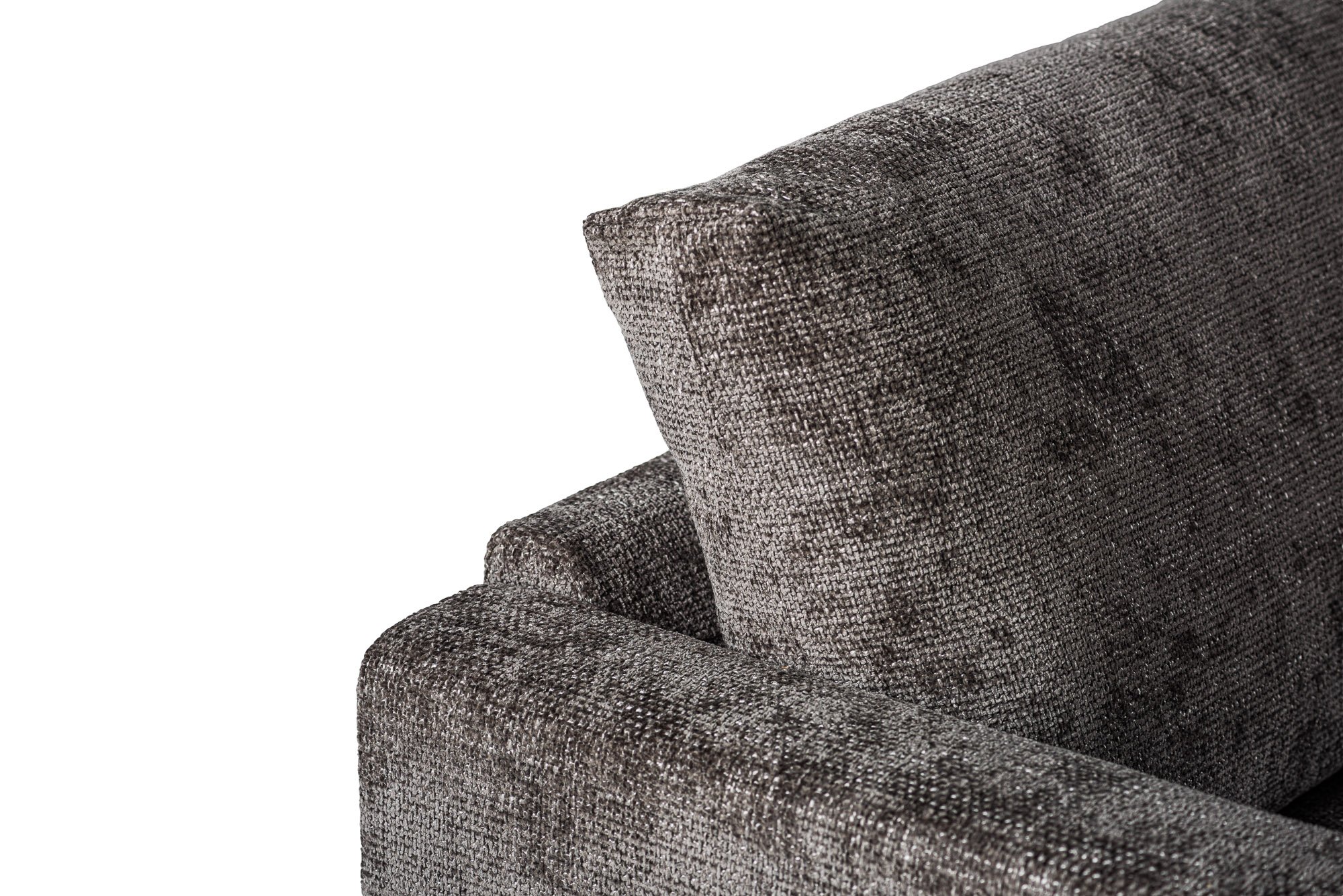 Close-up van de bovenste hoek van de 3 zits hoek rechts sofa in Haga 16 stof, E230 antraciet, met een kussen en armleuning tegen een effen witte achtergrond.