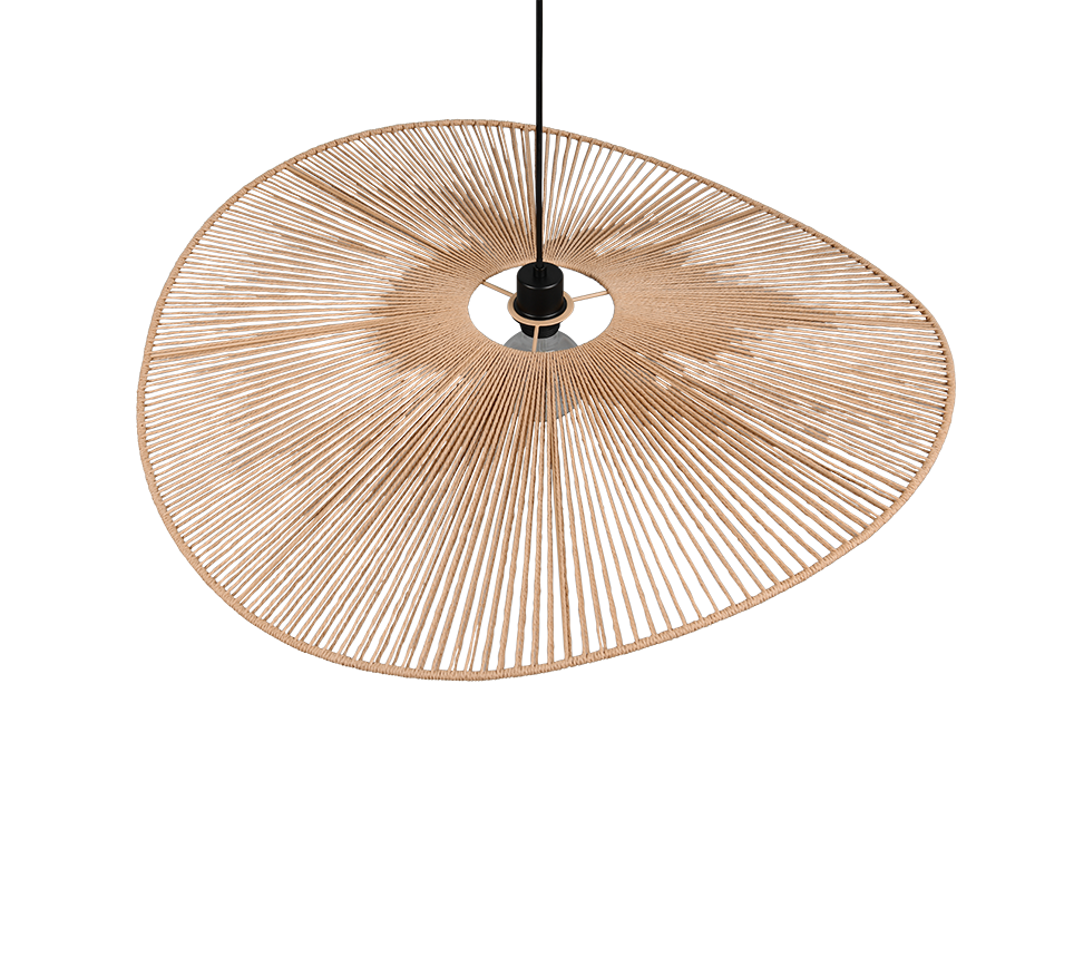 Een moderne plafondventilator met een uniek, asymmetrisch bladontwerp en een centrale zwarte motor, opgehangen aan een slanke stang. De ventilatorbladen zijn dun en stralen naar buiten, waardoor een ingewikkeld, geometrisch patroon ontstaat.