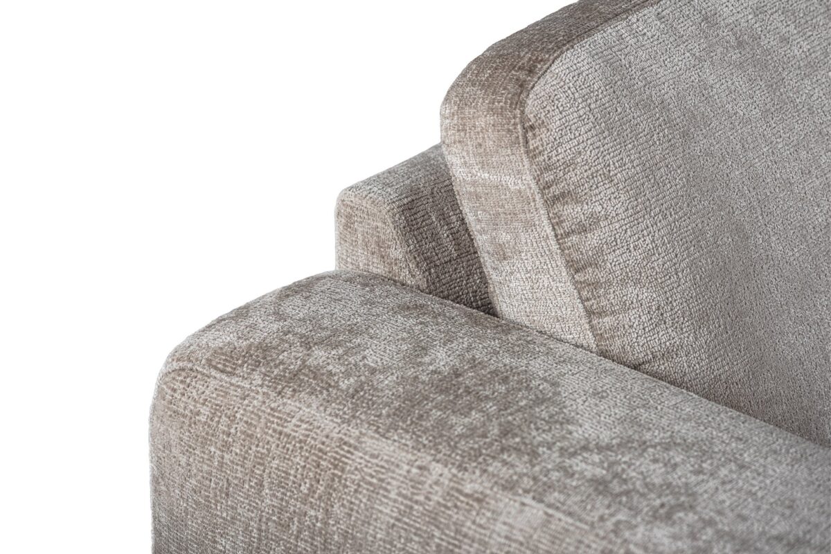 Close-up van de 3 zits hoek rechts sofa in Perfect Harmony 04 stof, kleur R720 champagne, met de lichtbruine stoffering en de combinatie van zit- en rugkussens tegen een witte achtergrond.