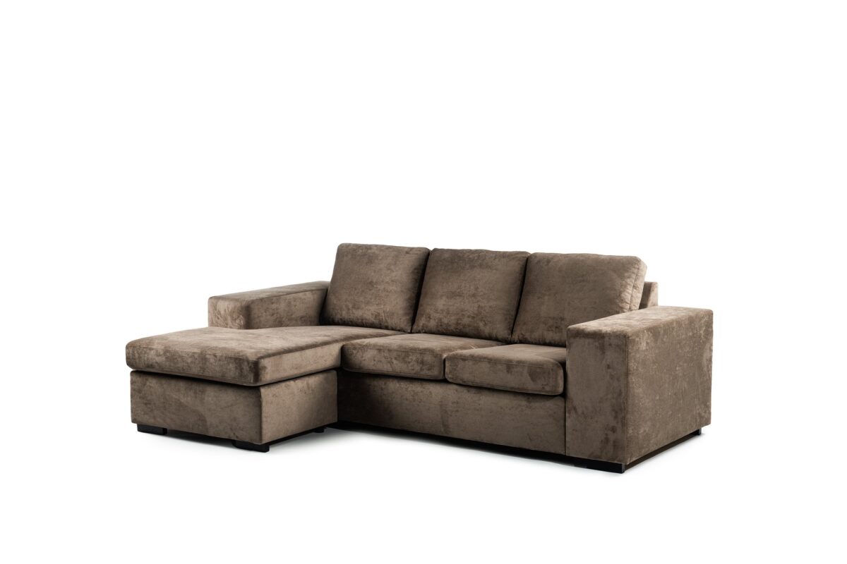 Een bruine 3-zits L-vormige bank, model CL L+R in de stof Hotel Chique H430, met brede armleuningen en een chaise lounge aan de linkerkant, tegen een witte achtergrond.