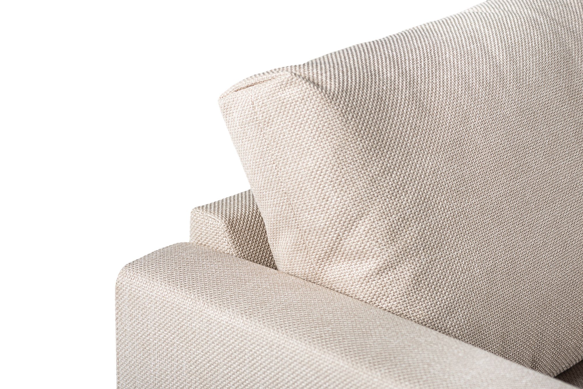 Close-up van de 3 zits hoek rechts bank in Bjorn 24 W460 beige stof, met nadruk op de gestructureerde bekleding op de rugleuning en het kussen, met strakke lijnen en een eenvoudig, modern ontwerp.