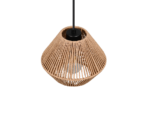 Een hanglamp met een ronde, geweven rotan lampenkap en een zwart metalen armatuur, hangend aan een zwart snoer. Het ingewikkelde weefsel creëert een organische textuur, waardoor licht erdoorheen kan filteren en een patroonachtige gloed kan werpen.