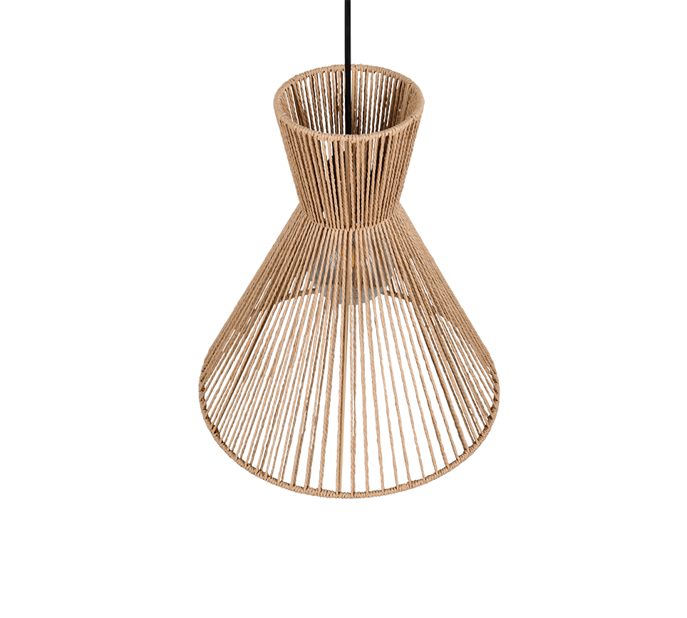 Een geweven rotan lampenkap met een uitwaaierend, klokvormig ontwerp. Het lichtbruine materiaal is gerangschikt in dunne, verticale lijnen die bovenaan samenkomen en onderaan uit elkaar lopen, waardoor een elegante, open structuur ontstaat.