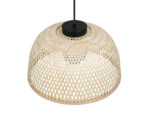 Een koepelvormige hanglamp met een geweven rotan kap, met een ruitpatroon. Het hangt aan een zwart snoer, een mix van natuurlijke materialen en modern design.