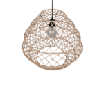 Een geweven hanglamp met een bolvorm, met een kruislings patroon van natuurlijke vezels. Het omhult een enkele zichtbare gloeilamp, opgehangen aan een zwart snoer. Het ontwerp biedt een rustieke en moderne esthetiek.