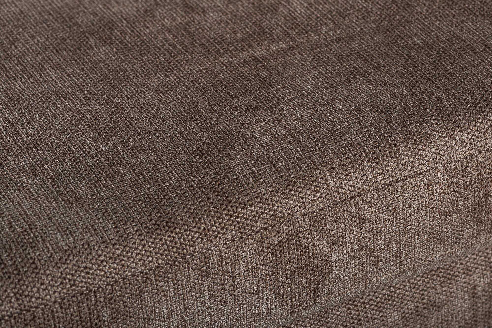 Close-up van de E520 taupe bekleding van de 3 zits hoek rechts sofa, met Lord 35 stof met fijne weefpatronen en een zachte, gestructureerde afwerking.