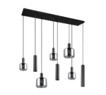 Een moderne, zwarte plafondlamp met zeven cilindrische hangers die op verschillende lengtes hangen. De hangers bevatten zichtbare lampen, waarvan sommige transparante kappen hebben en andere effen zwart zijn. De lamp is gemonteerd op een rechthoekige basis.