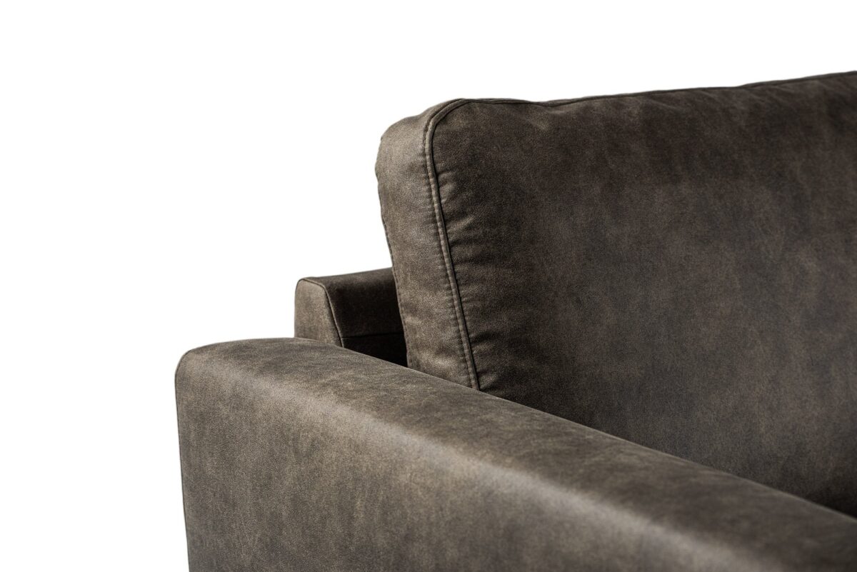 Close-up van de rugleuning en armleuning van de 3 zits hoek rechts sofa, bekleed met Yuma 39 S156 groene stof, tegen een witte achtergrond.
