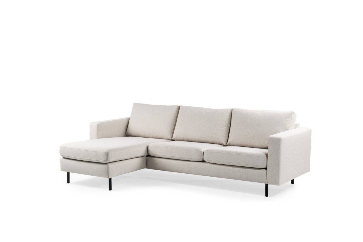 3 zits bank CL L+R in stof Dillon D820 ivoor, L-vormig met drie zit- en rugkussens, slanke zwarte poten, getoond op een witte achtergrond.