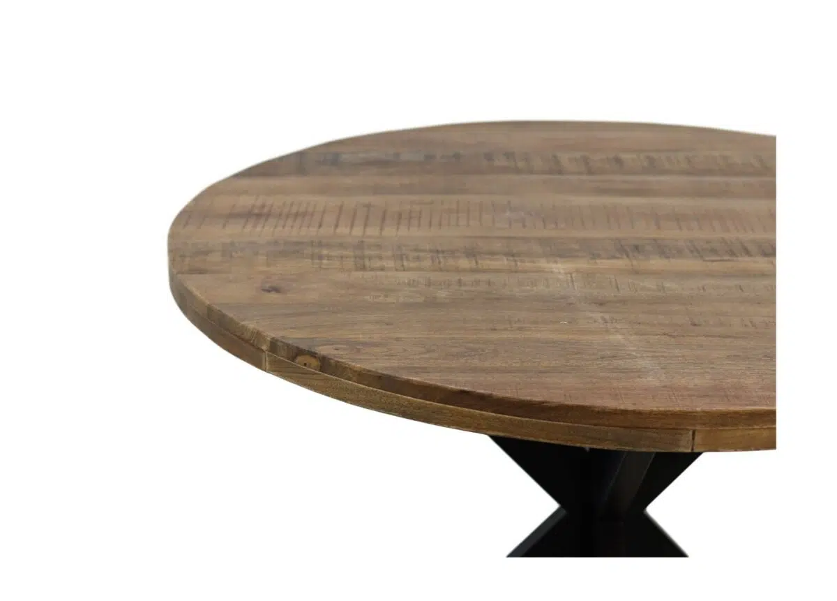 Close-up van een ronde houten tafel met een gestructureerd oppervlak, gedeeltelijk zichtbaar tegen een witte achtergrond. Het tafelblad toont natuurlijke houtnerfpatronen, ondersteund door een zwarte basis.