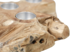 Close-up van een rustieke houten kaarsenhouder gemaakt van een natuurlijk stuk drijfhout. Het heeft drie metalen kaarsenvoeten die in het hout zijn ingebed, wat de textuur en organische vorm van het drijfhout laat zien.