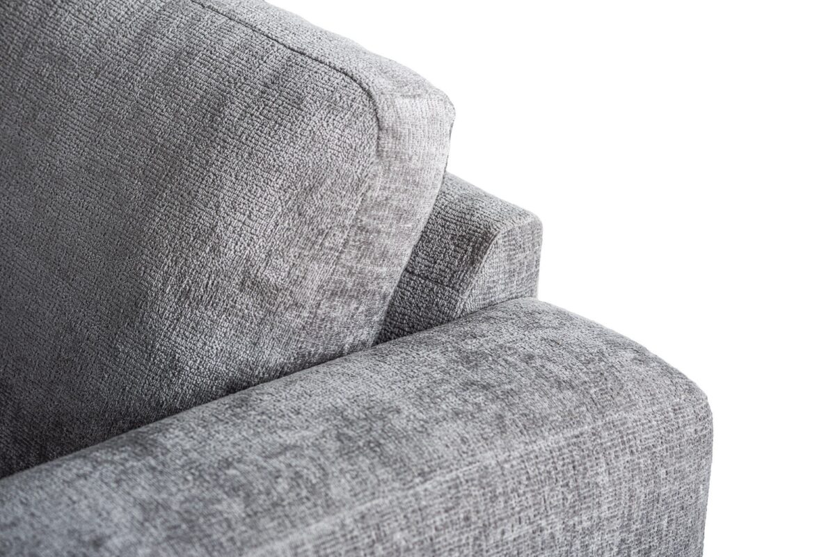 Close-up van de bovenste hoek van de 3 zits hoek links, stof Perfect Harmony 82, R311 grijs sofa, met de grijze stoffering met armleuning en rugleuning tegen een witte achtergrond.