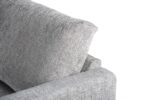 Close-up van de 3 zits hoek links sofa in stof Haga 08 (E920 naturel), met de nadruk op de stoffering en het kussen van de rugleuning tegen een witte achtergrond.