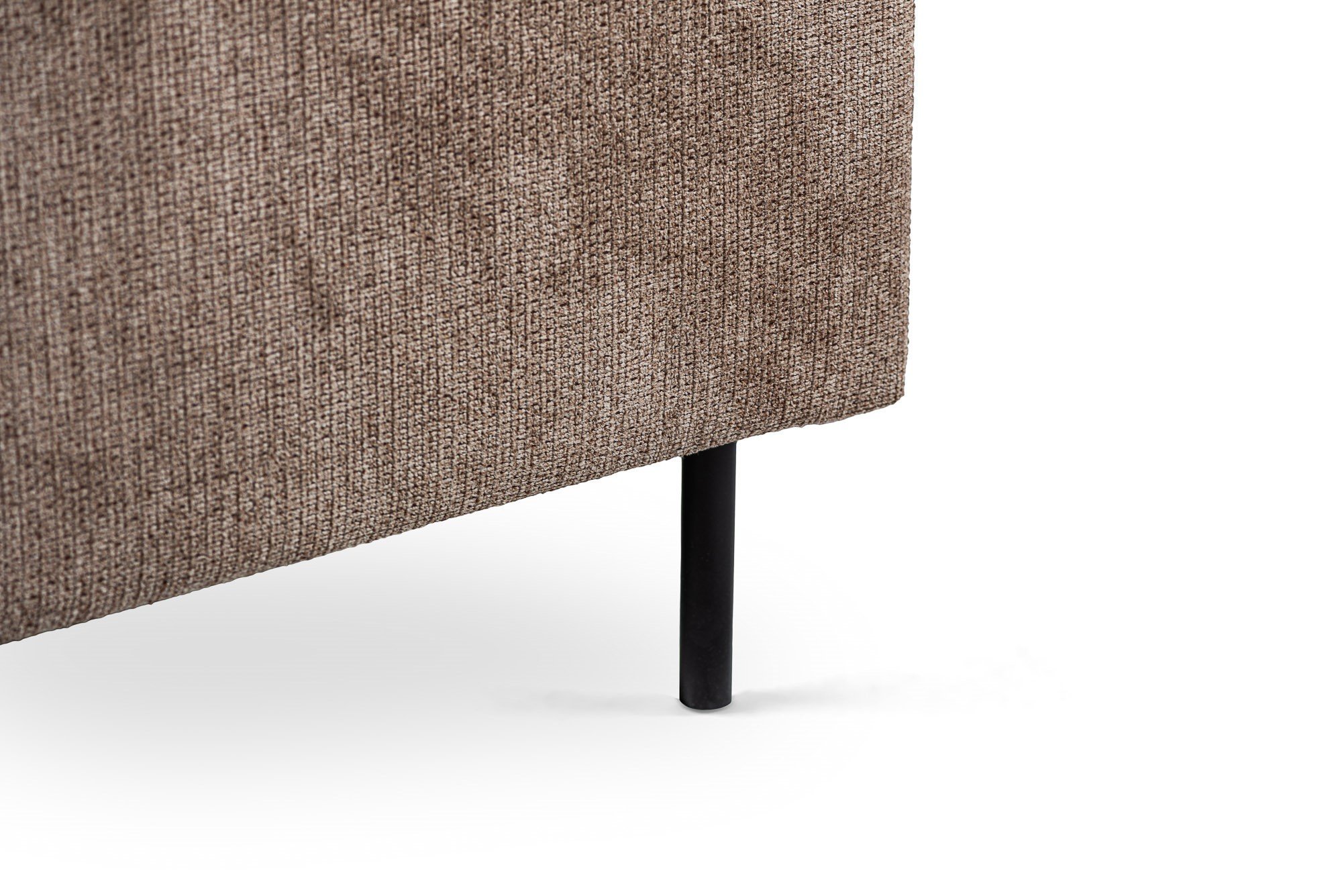 Close-up van de onderste hoek van de 3 zits hoek links, stof Lord 35, E520 taupe sofa met bruine stof en een slanke zwarte metalen poot op een witte achtergrond.