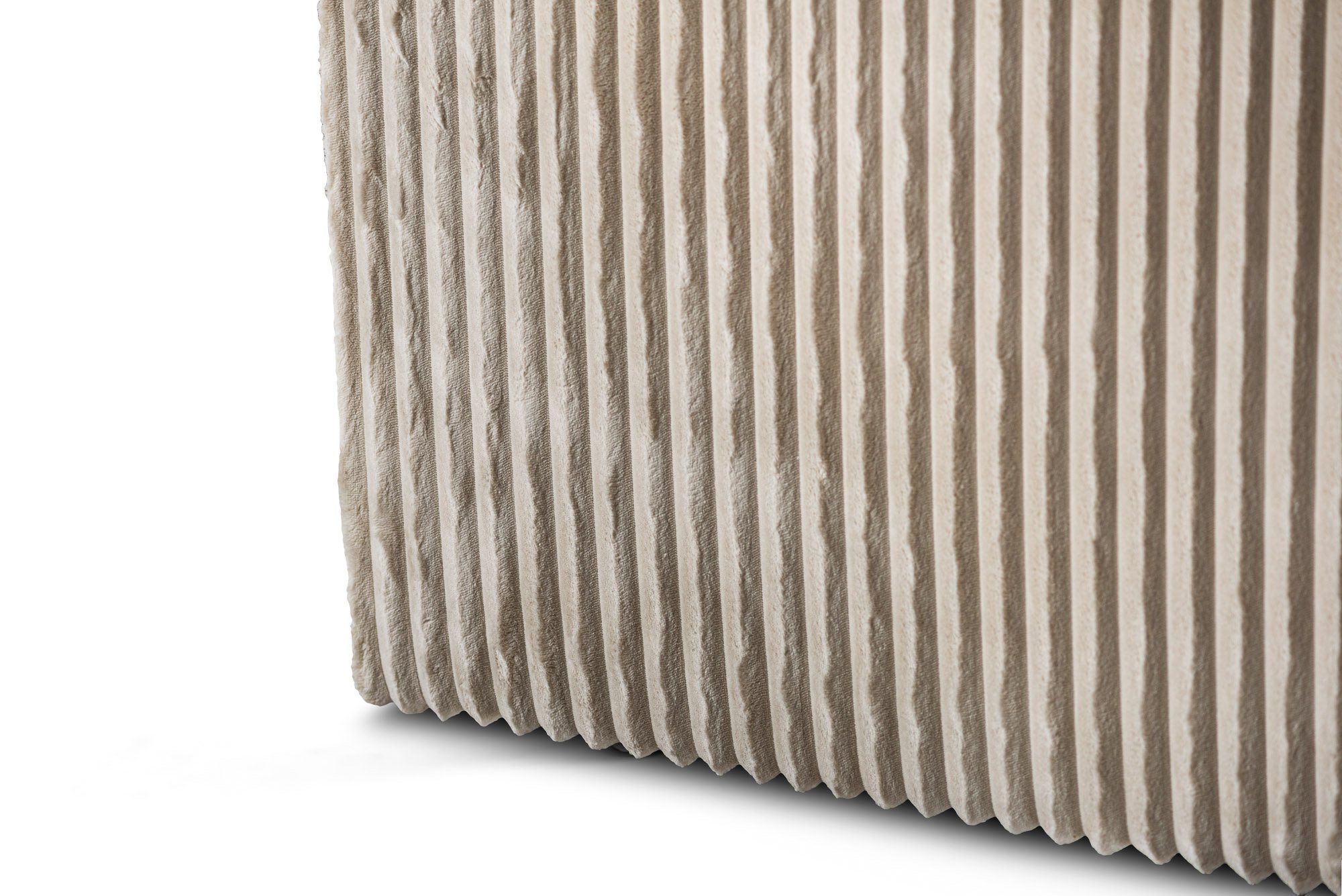 Close-up van een beige gegolfd oppervlak met verticale ribbels, die textuur en diepte tonen. De hoek benadrukt de uniformiteit van het patroon en schaduwen op de ribbels.