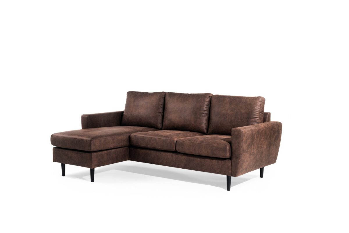 Bruine leren sectionele bank met een L-vormig ontwerp op een witte achtergrond. De bank heeft zachte kussens en strakke zwarte poten, wat zorgt voor een moderne en comfortabele uitstraling.