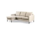 Een beige L-vormige sectionele bank met drie zitkussens en een chaise longue aan de linkerkant. Het heeft zwarte metalen poten en een minimalistisch design tegen een witte achtergrond.