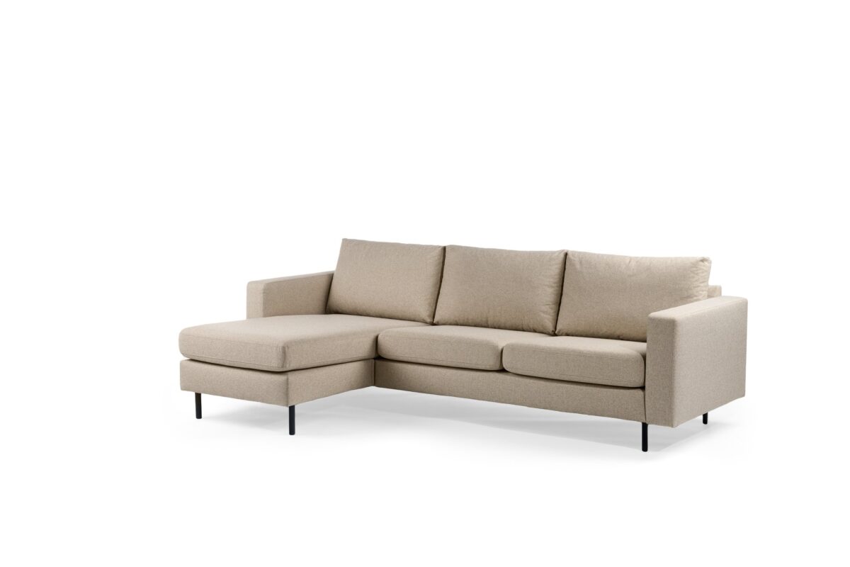 Beige L-vormige hoekbank met drie kussens en metalen poten, tegen een effen witte achtergrond.