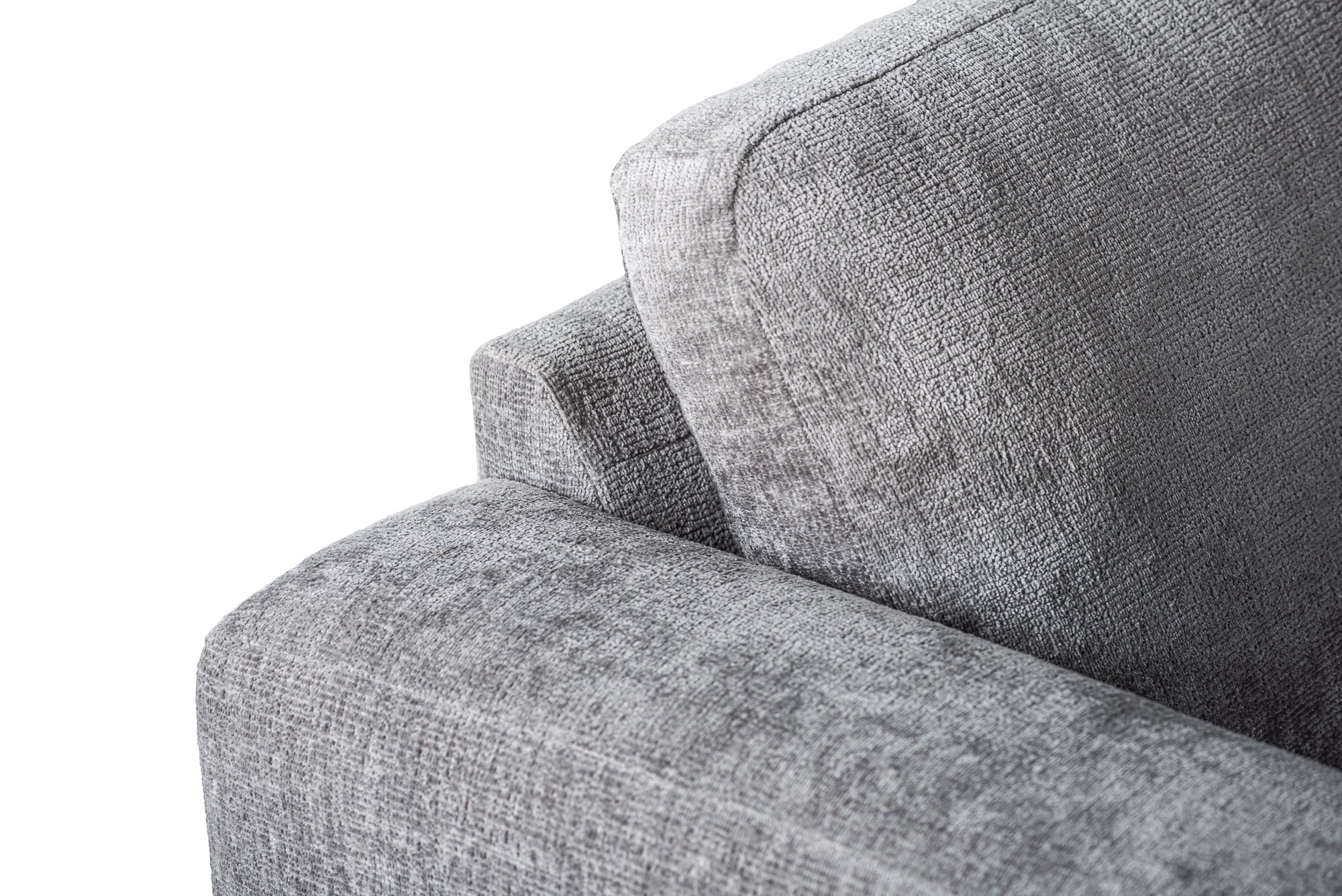 Close-up van een grijze stoffen bank met de armleuning en rugleuning. De structuur van de bekleding is zichtbaar met het weefpatroon van de stof tegen een effen witte achtergrond.